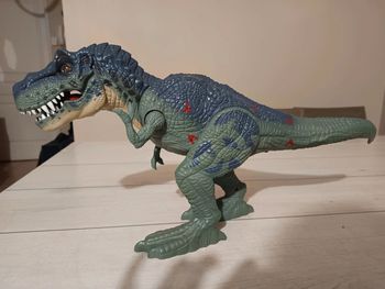 Gros dinosaure avec effets sonores