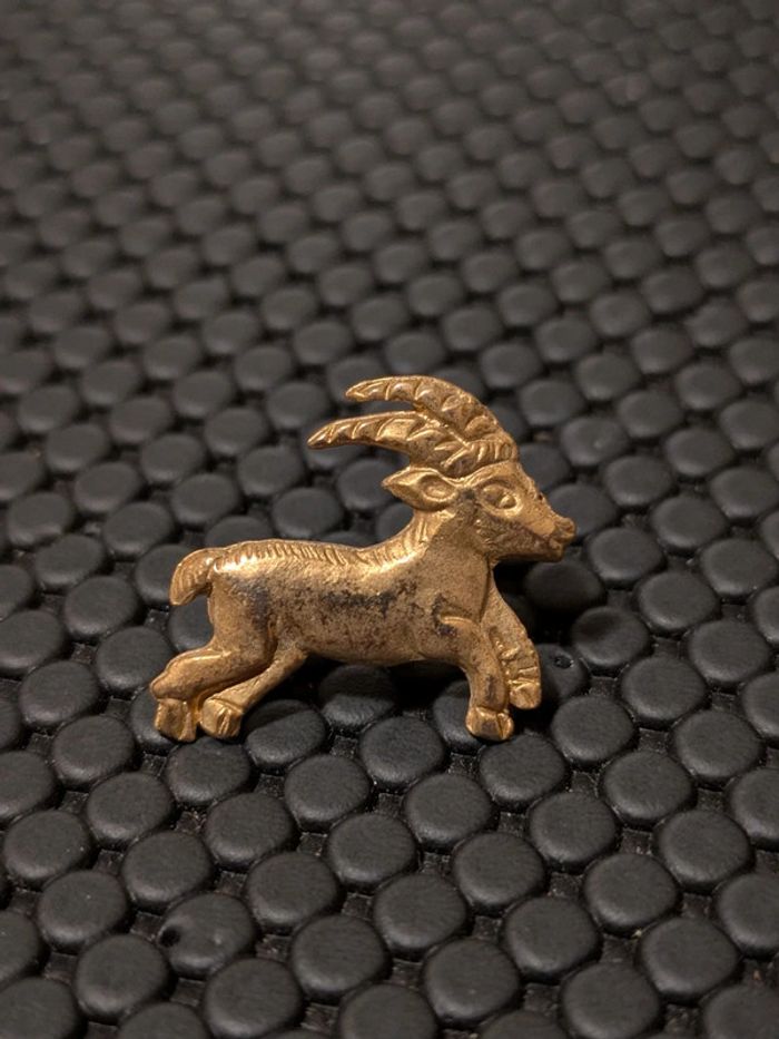 Pin's signe astrologique Capricorne doré