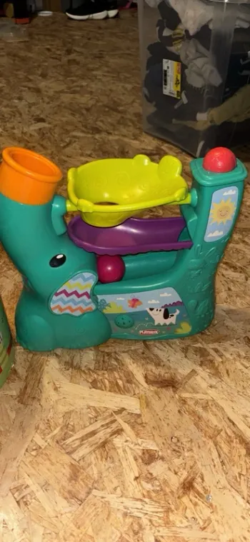 Éléphant qui lance des balles