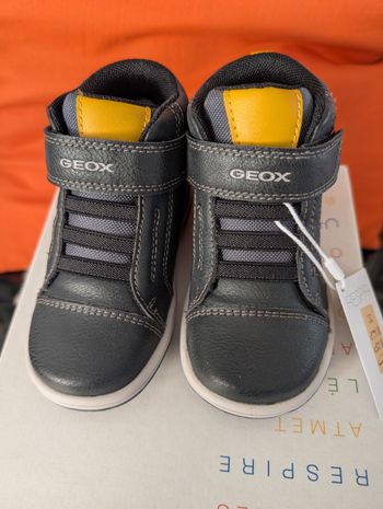 Chaussures montantes garçon. Taille 23. Neuf. Geox