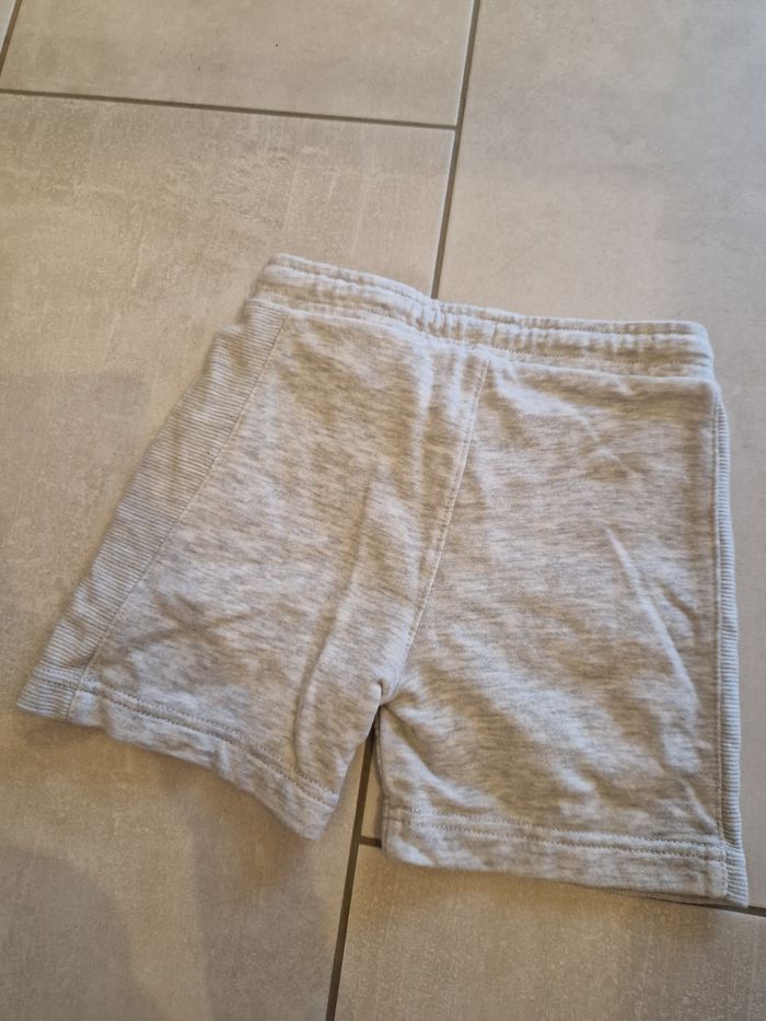 Short gris - photo numéro 3