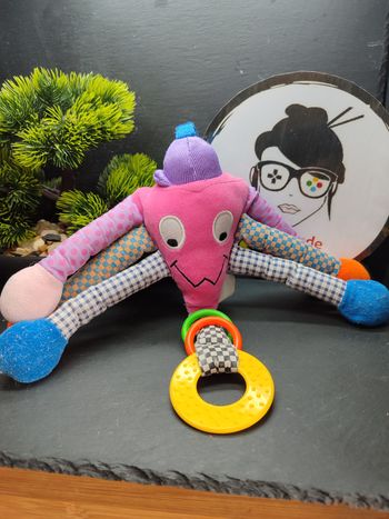 peluche pieuvre d activités rose  anneau dentition grelot bleu orange noir blanc 