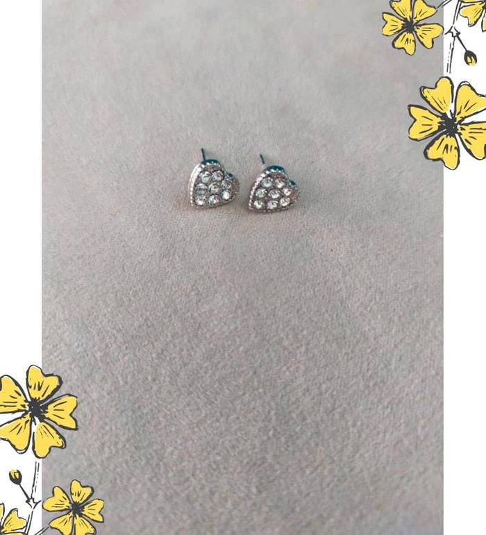 Clous d’oreilles coeur strass argenté – Brillants et discrets – Idée cadeau - photo numéro 2