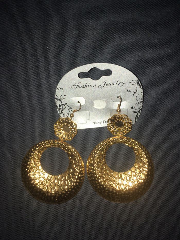 Boucle d’oreilles fantaisie neuves dorées