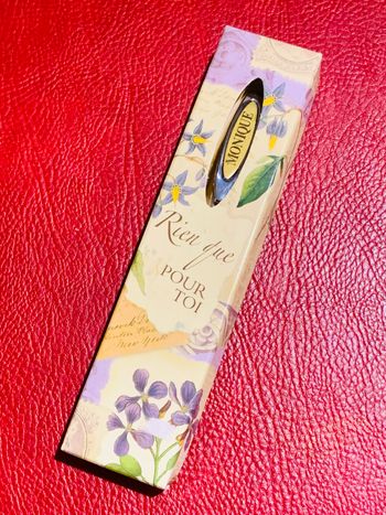 Stylo bleu prénom "Monique" en boîte décor floral