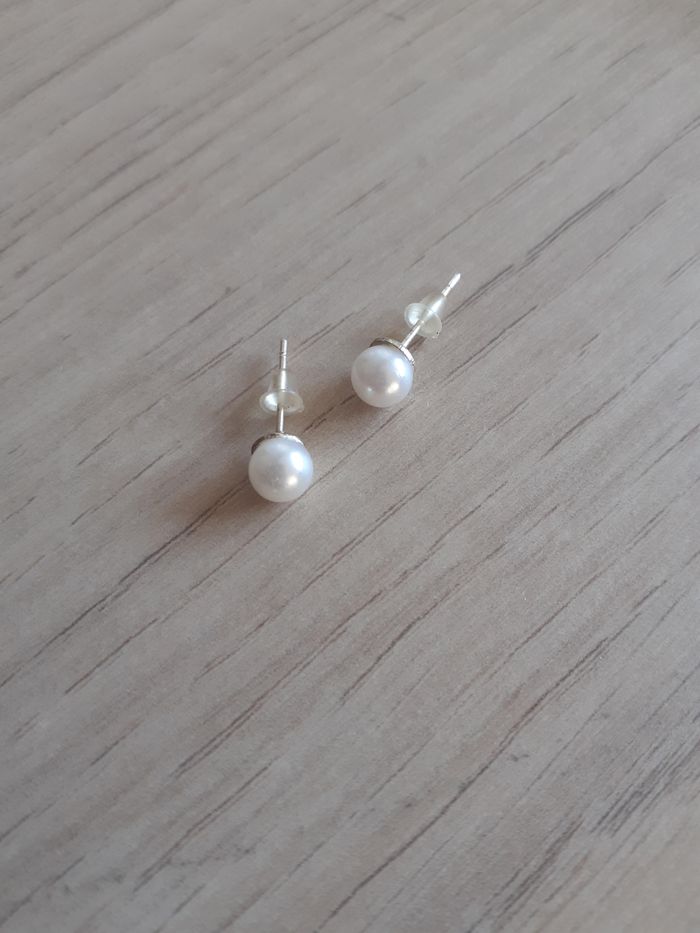 Paire de boucle d'oreille blanche