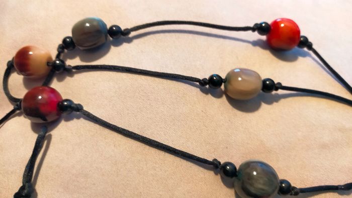 Collier long Terres d’Ailleurs – grosses perles vernies multicolores sur cordon noir - photo numéro 3