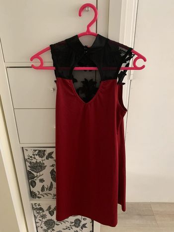 Robe courte rouge et noire