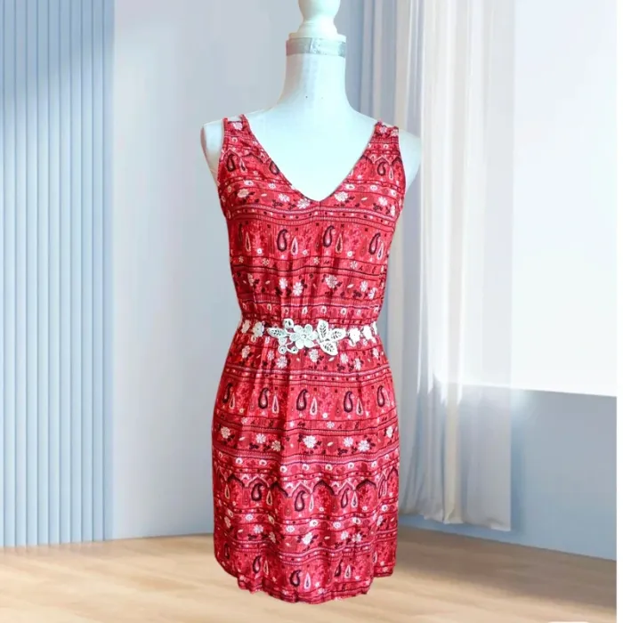 🌺 Vestido mini veraniego rojo con estampado blanco y negro y crochet en la cintura - photo numéro 2
