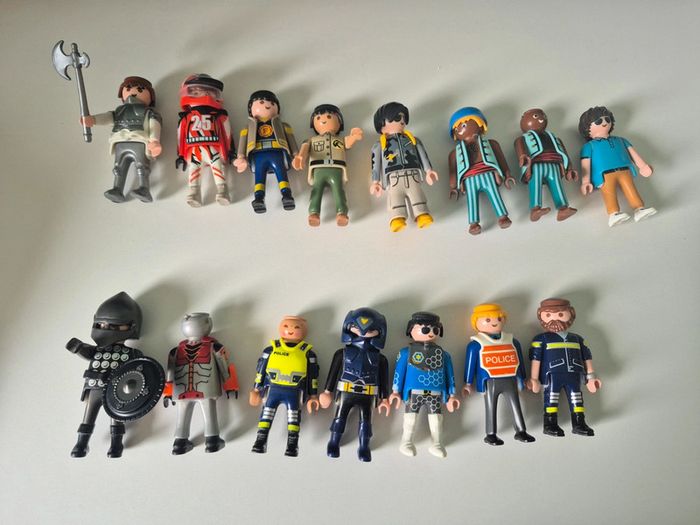 Lot de 15 playmobil + accessoires