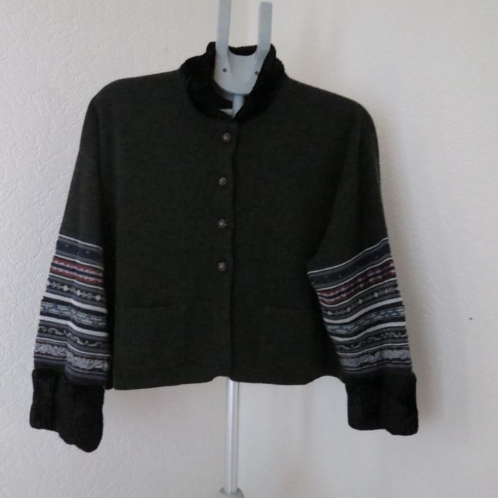 ✨ Cardigan cosy avec superbes boutons et manches à motif – unique & stylé ! ✨