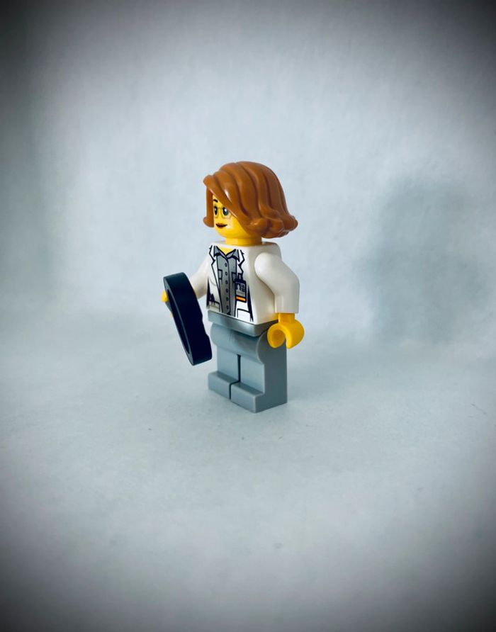 Minifigurine LEGO City cty1035 - Femme Scientifique - Très bon état - photo numéro 6