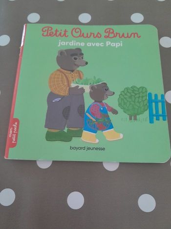 Livre petit ours brun jardine avec papi