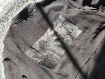 Veste légère style bombers noir avec inscription au dos • Cache Cache 