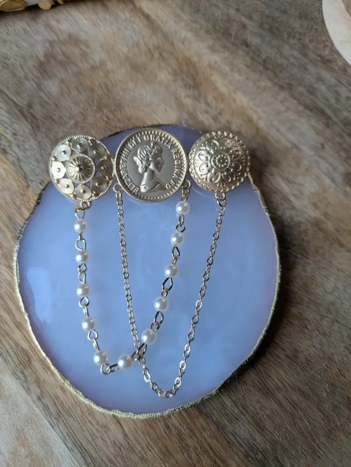 Broche dorée portrait tendance