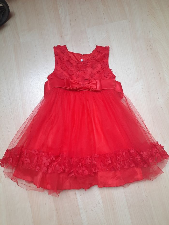 Robe de cérémonie rouge. 5ans
