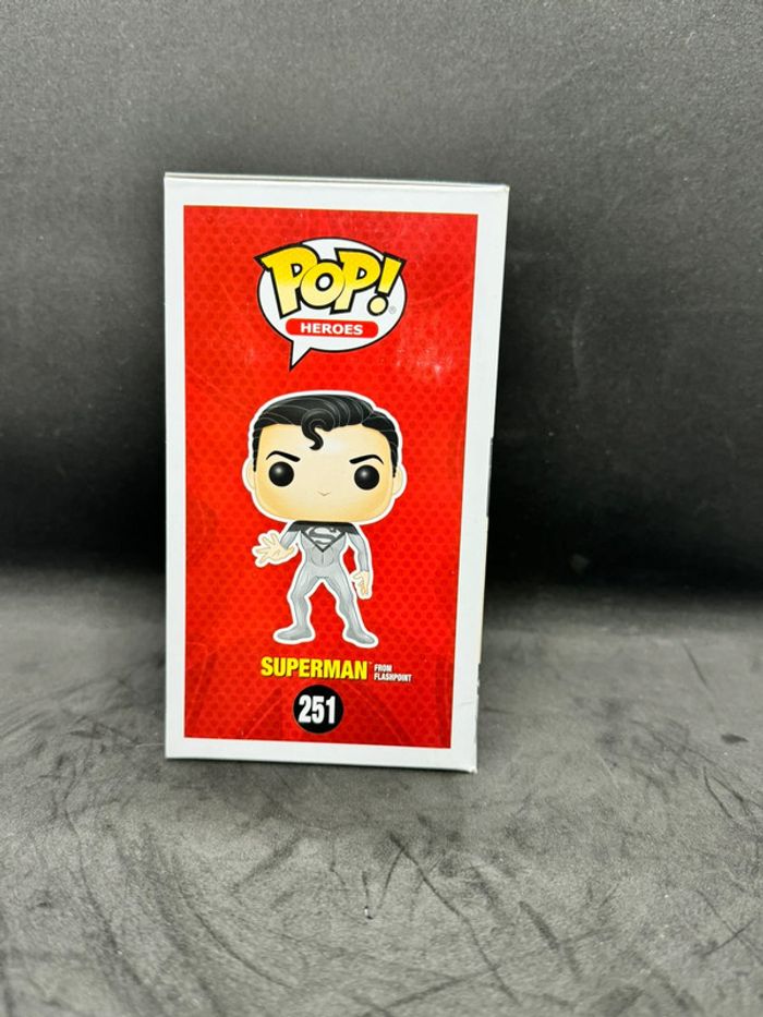 Funko pop dc comics Superman 251 Glow Chase Limited Edition Hot Topic - photo numéro 3