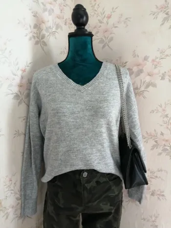 Pull gris col v avec détails côtelés aux manches et col / up 2 fashion / (M)