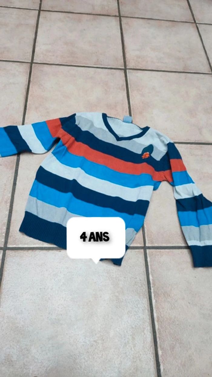 Pull rayé bleu rouge