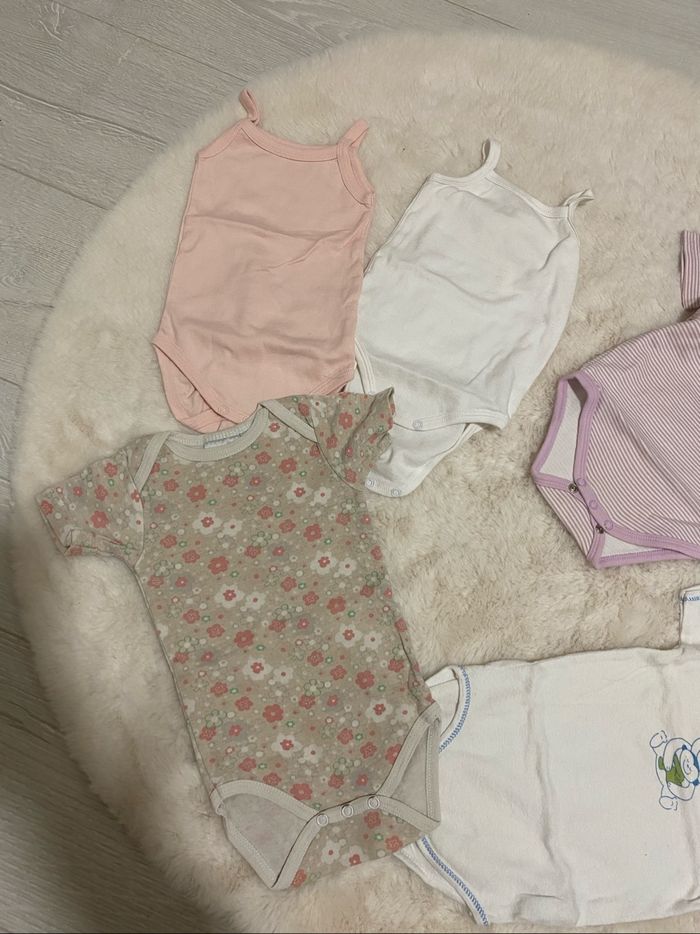 Lot de 5 bodies – 12 mois – TBE  Kiabi et autres 👶 - photo numéro 3