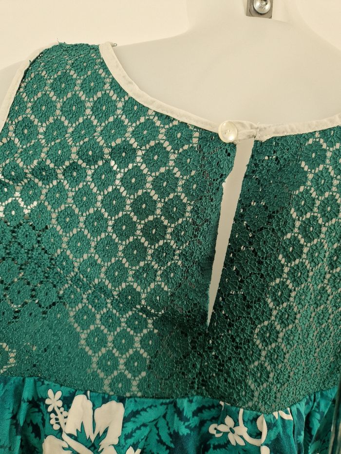 Robe polynésienne verte à fleurs blanche avec détail dentelle