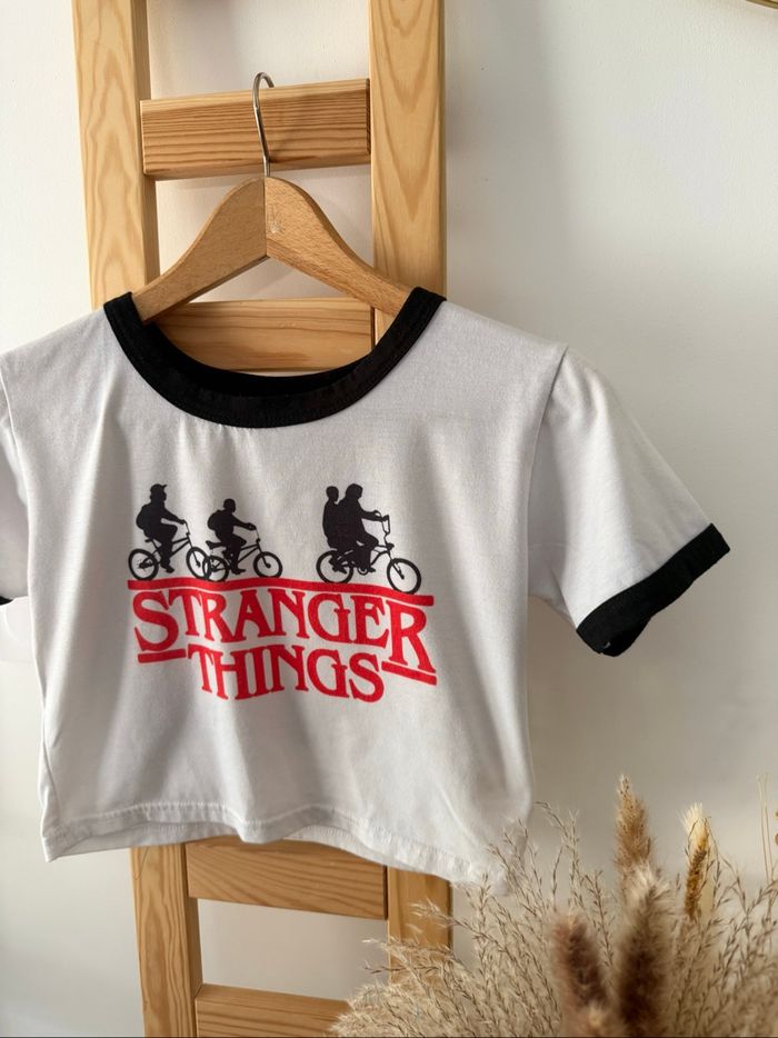 Crop top blanc avec inscription Stranger things taille M - photo numéro 3