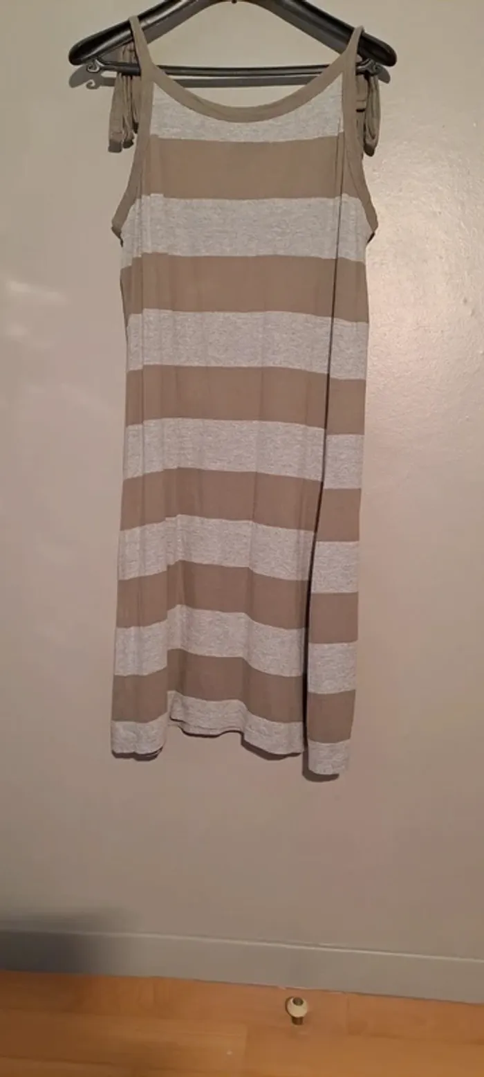 Robe printemps/été rayée kaki et gris - Marque Léa Fashion - Taille 40 - Bon état général. - photo numéro 11