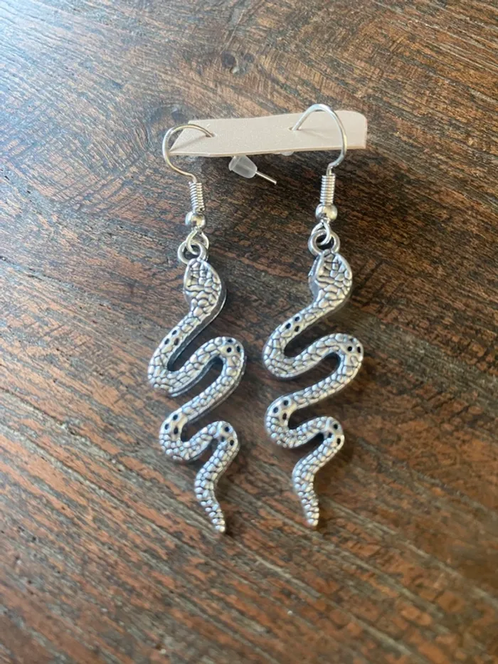 Boucles d’oreilles serpents , argentées , comme neuves - photo numéro 4