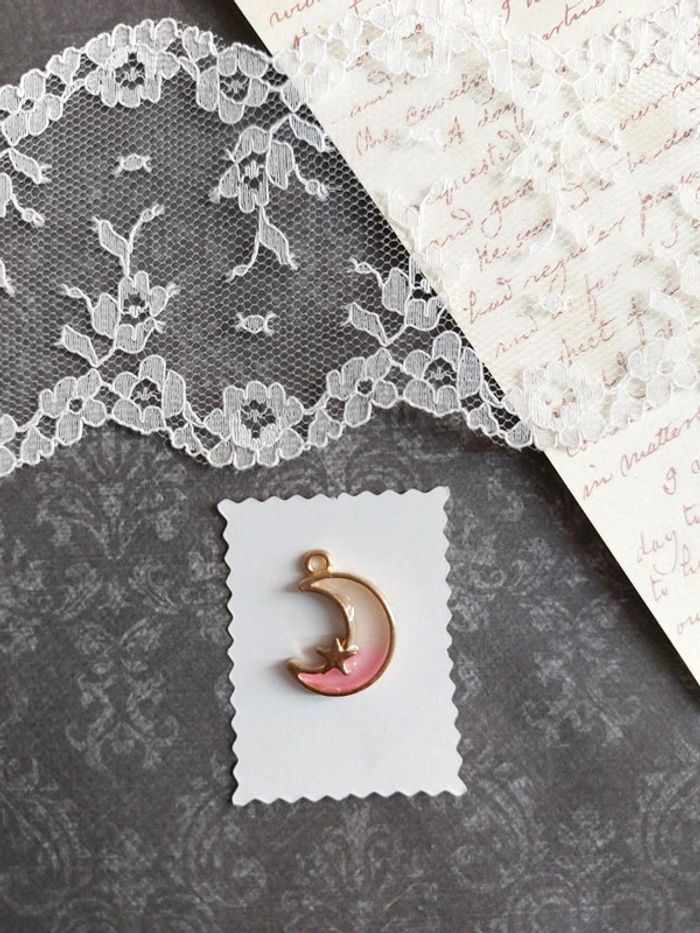 magnifique pendentif croissant de lune couleur rose