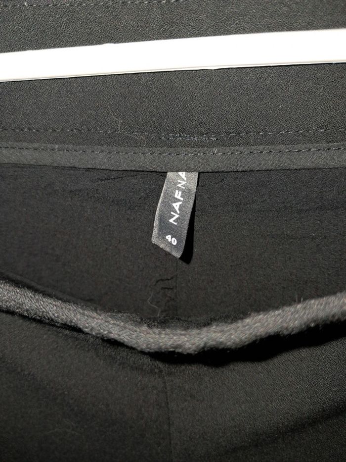 Beau pantalon noir NafNaf, poches italiennes, finitions satinées, fermeture côté T40/L - photo numéro 4