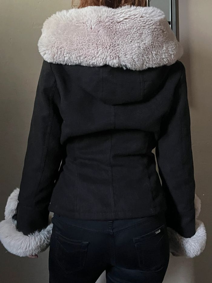 Manteau noir épais court à capuche avec fausse fourrure - photo numéro 9