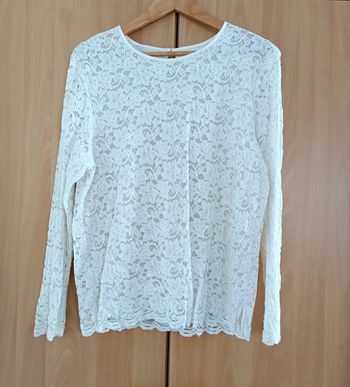 T shirt ivoire en dentelle a manches longues. La Boutique. Taille 44
