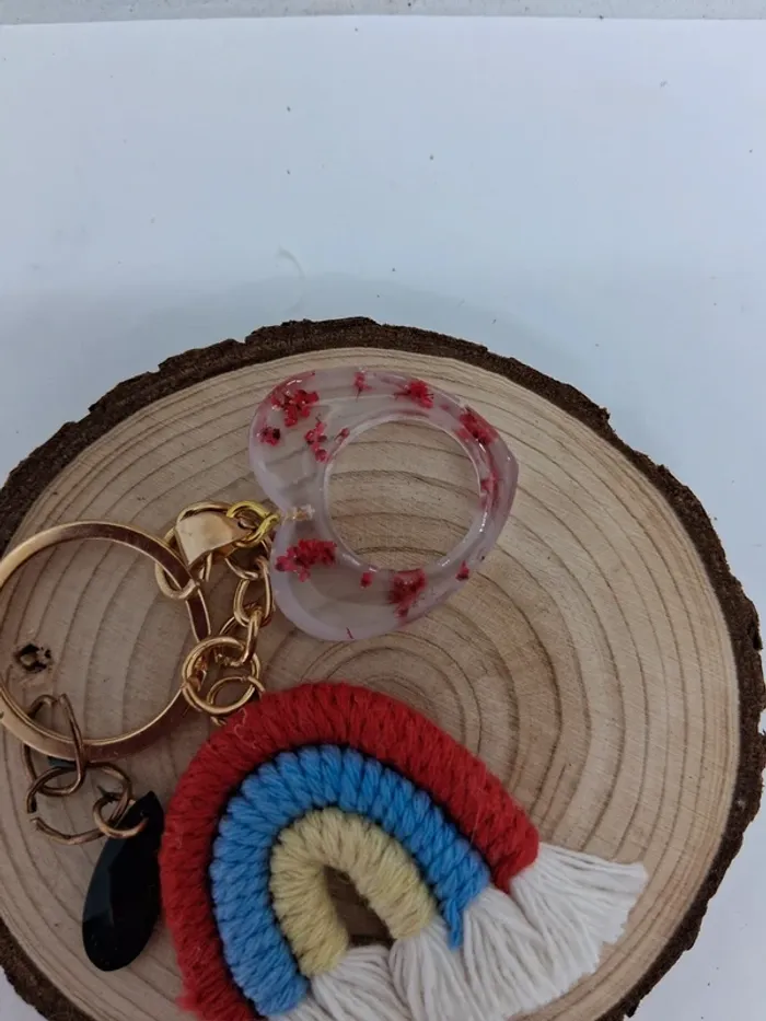 Porte clé coeur fleurs séchées et arc en ciel - photo numéro 2