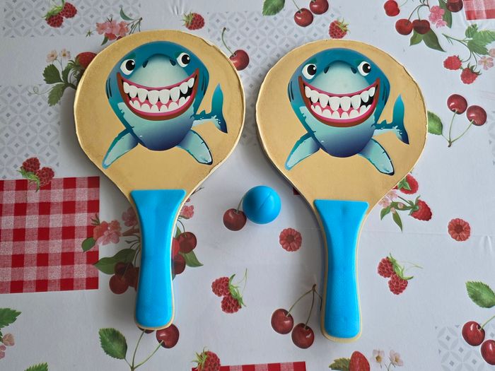 RAQUETTES DE PLAGE EN BOIS MOTIFS REQUINS 🦈