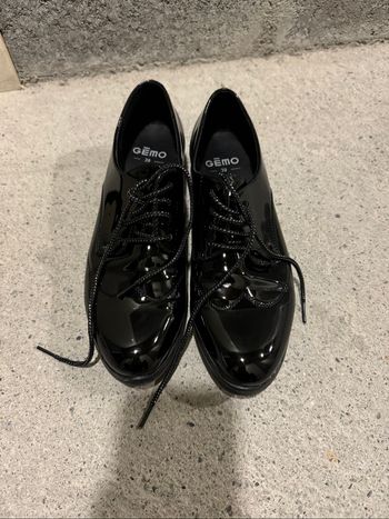 Derbies vernies noires