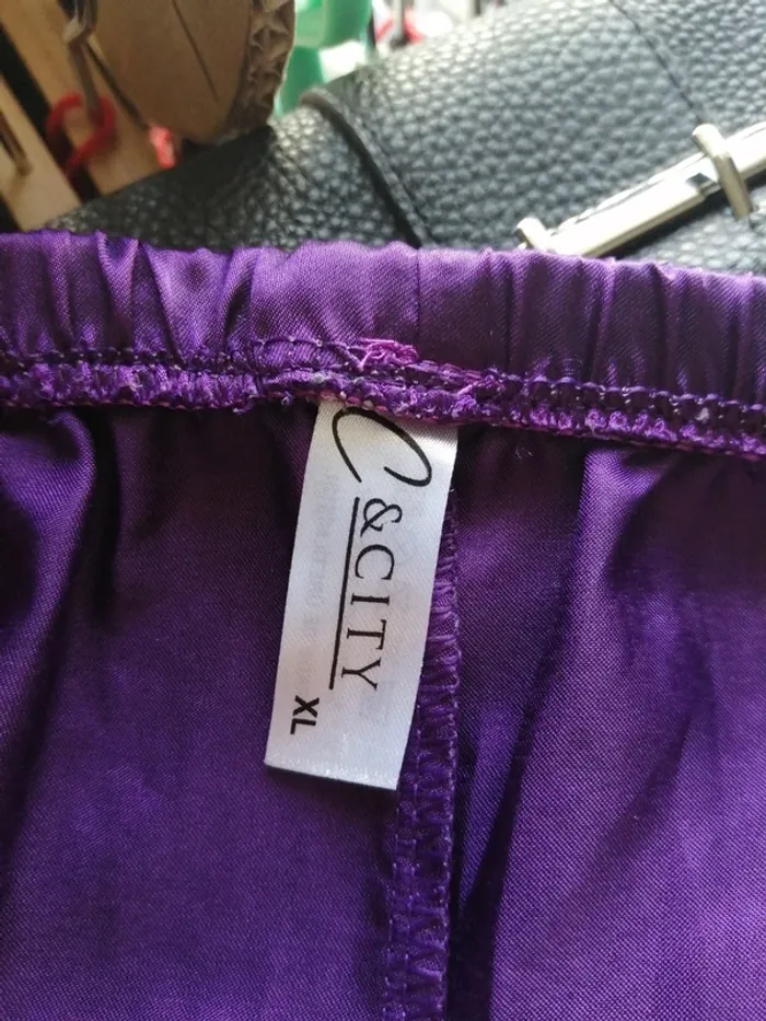 Short de pyjama violet en satin avec dentelle et fentes sur les côtés / C & city / (XL) - photo numéro 6