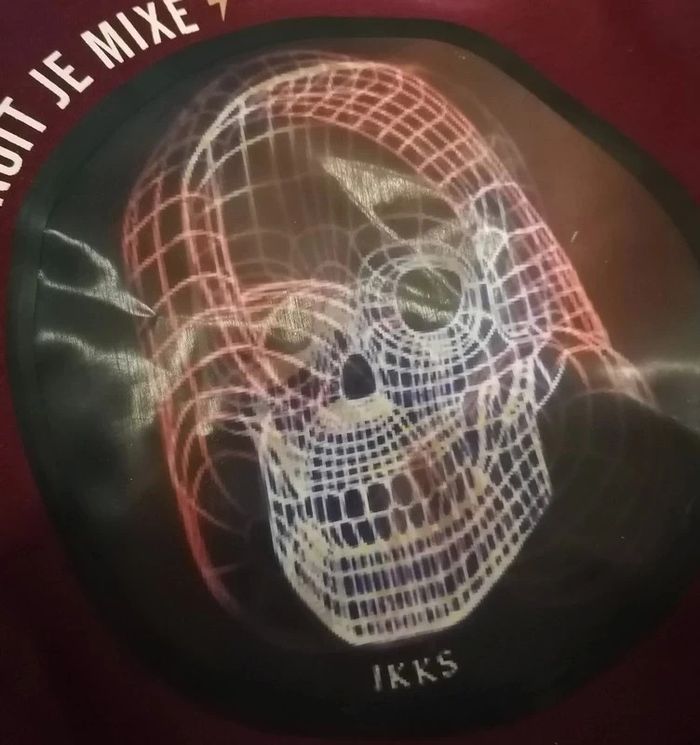 Sweat rouge Bordeaux motif lenticulaire tête de mort / casque IKKS - photo numéro 15