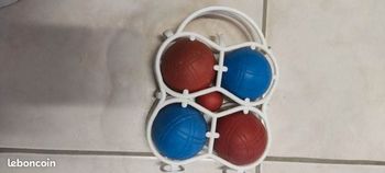 Set de 4 boules plastiques avec la petite malle de rangement le cochonnet