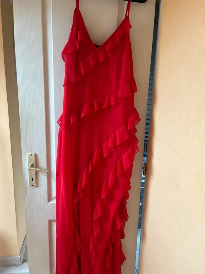 robe longue maxi dress à volant rouge boohoo