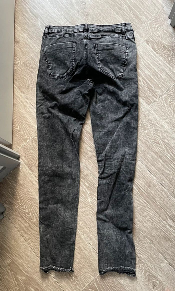 Jean troué avec perles kiabi taille 38 - photo numéro 3
