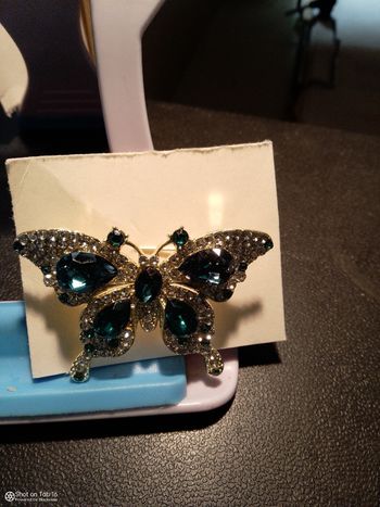 Superbe papillon neuf avec strass