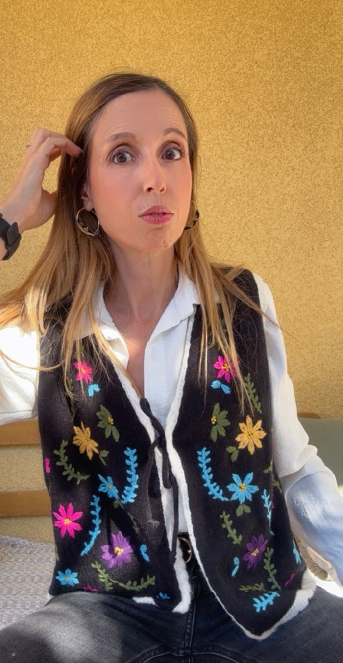 Gilet bohème sans manches noir et fleurs brodées - photo numéro 2