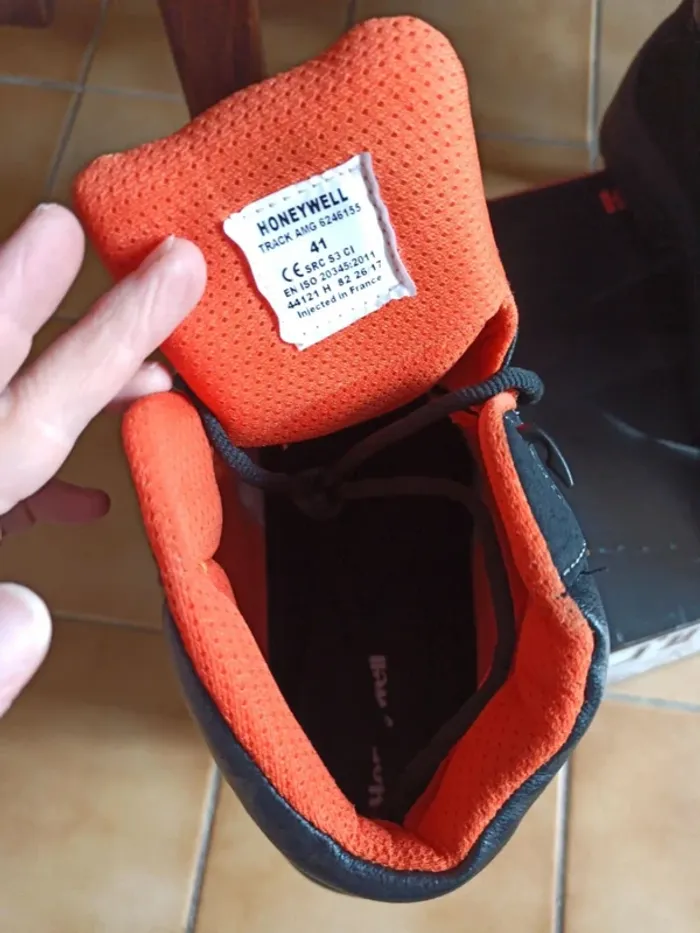 Paire de chaussures de sécurité neuve - photo numéro 4