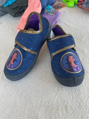 Chaussons, Disney, wish 27. Neuf.