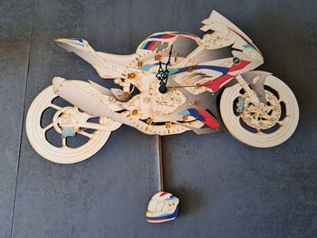 Horloge moto en bois