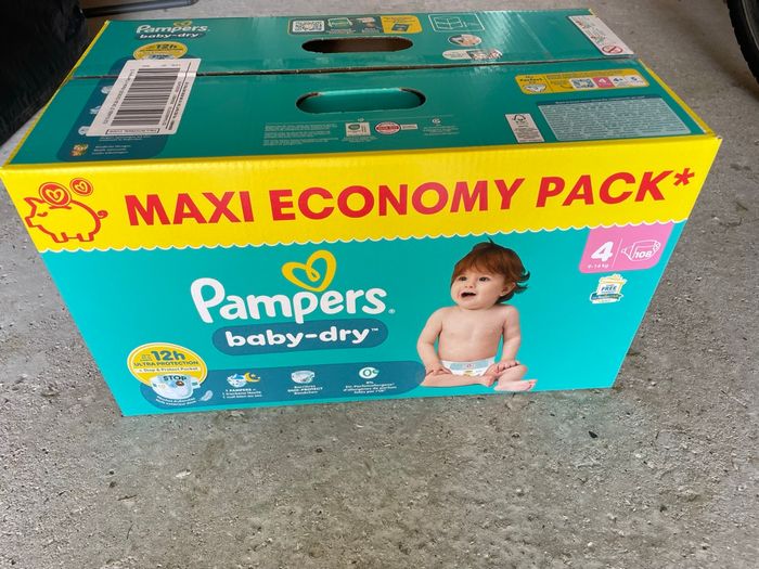 Carton e couches Pampers