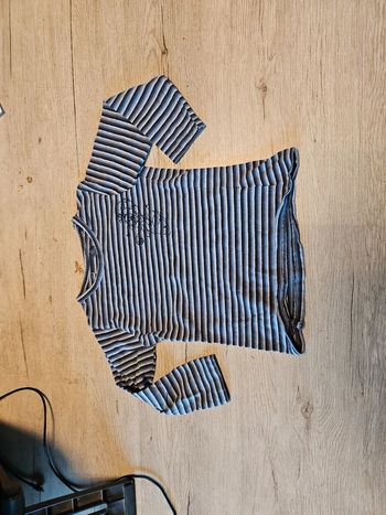 T shirt bleu ligné gris et noir, manches longues, 4 ans