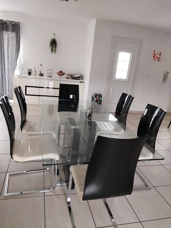 Buffet et table de salle à manger