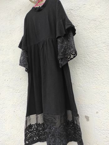 Robe longue noir  manches à volants dentelle