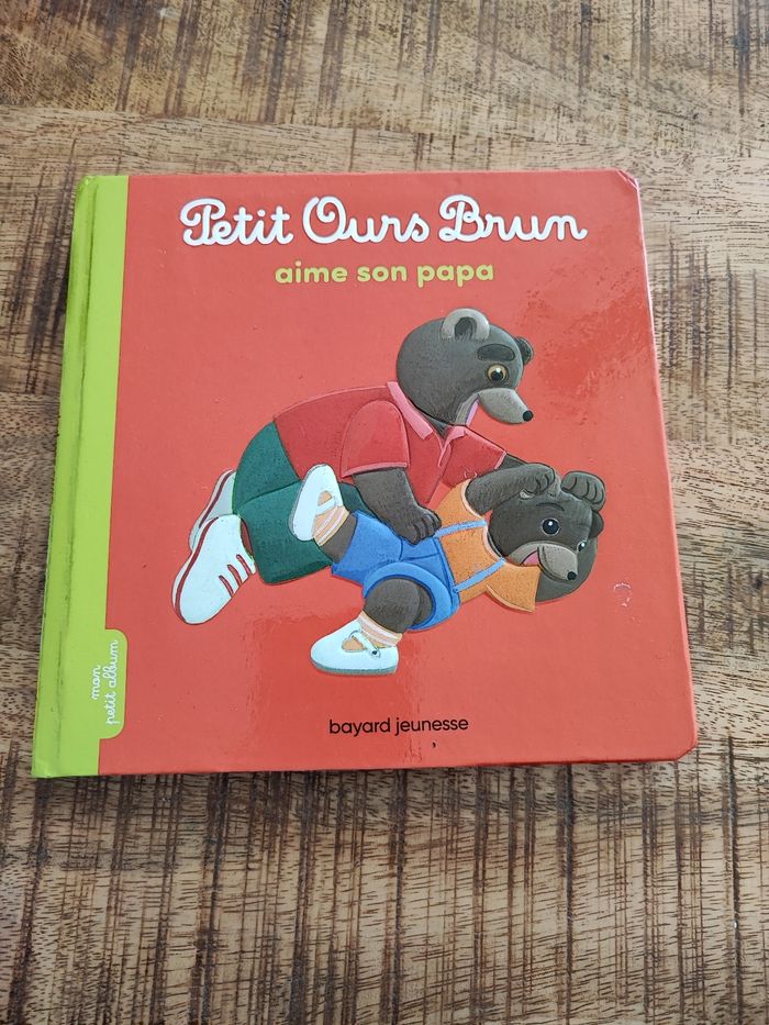 Livre petit ours brun aime son papa